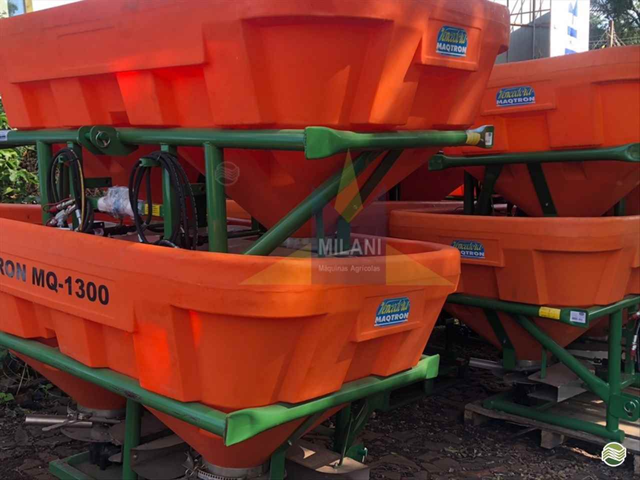 IMPLEMENTOS AGRICOLAS DISTRIBUIDOR FERTILIZANTES DISCO DUPLO Milani Máquinas FRANCISCO BELTRAO PARANÁ PR